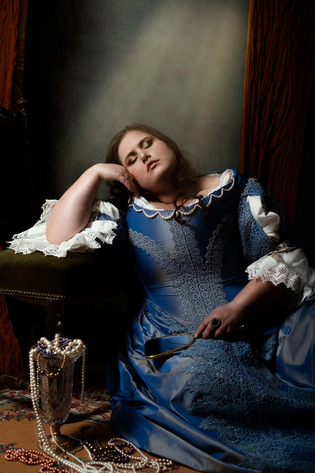 Tenue féminine 1660 Photographe : Rose Equinoxe Modèle : Maureen Lucas Saoudi Corps et jupon en taffetas de soie